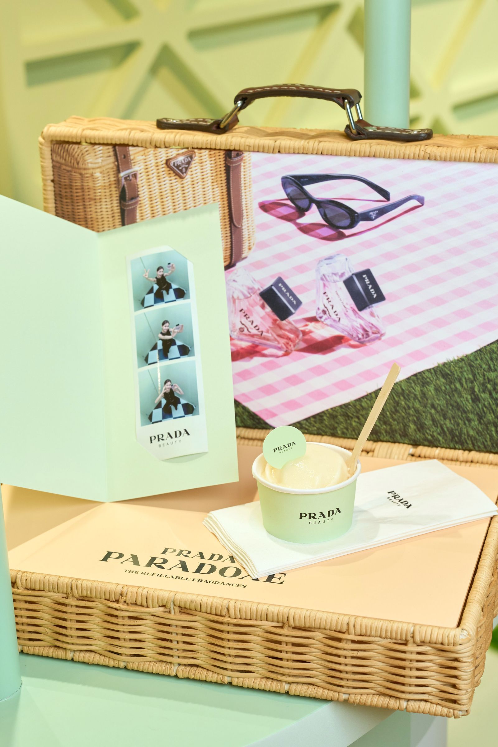 最時髦野餐來了！PRADA Beauty Picnic【莫測幻香 花境春遊】424511空降新光A8，全台唯一限定格紋野餐打卡牆、預約體驗香水送「Venchi」冰淇淋！