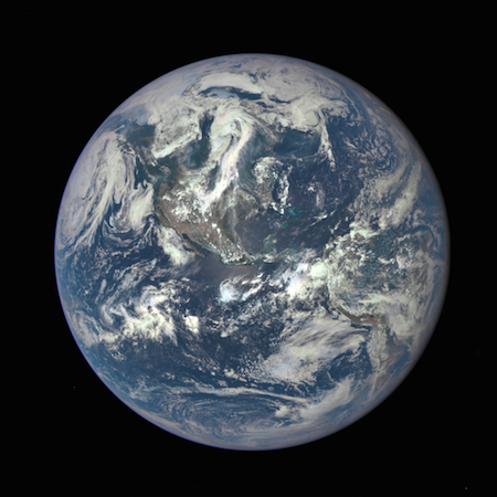 Una foto de la Tierra que muestra América del Norte y del Sur, océanos y nubes arremolinándose.