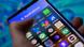  Smartphone-Display zeigt App-Symbol von KI-Anwendungen