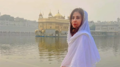 Urmila Matondkar begins her birthday month on a divine note, seeks blessings at Golden Temple