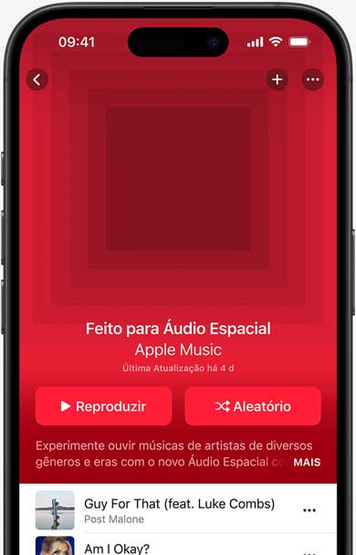 Tela do iPhone com a capa da playlist Feito para Áudio Espacial no app Apple Music