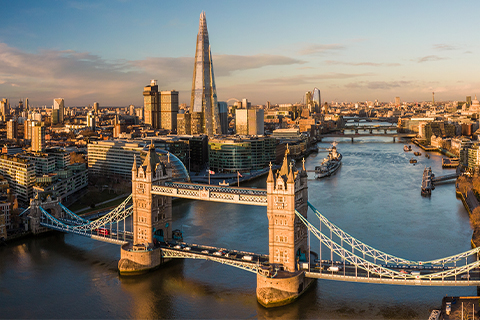 Flygbild över London och floden Themsen med Tower Bridge i förgrunden.