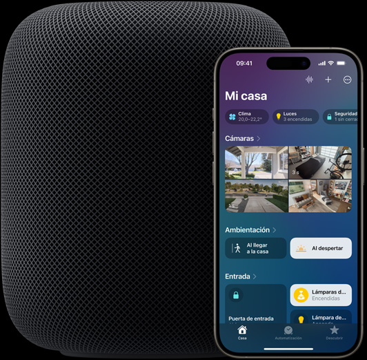 Un iPhone en primer plano y a la derecha de un HomePod muestra la app Casa en la pantalla de inicio