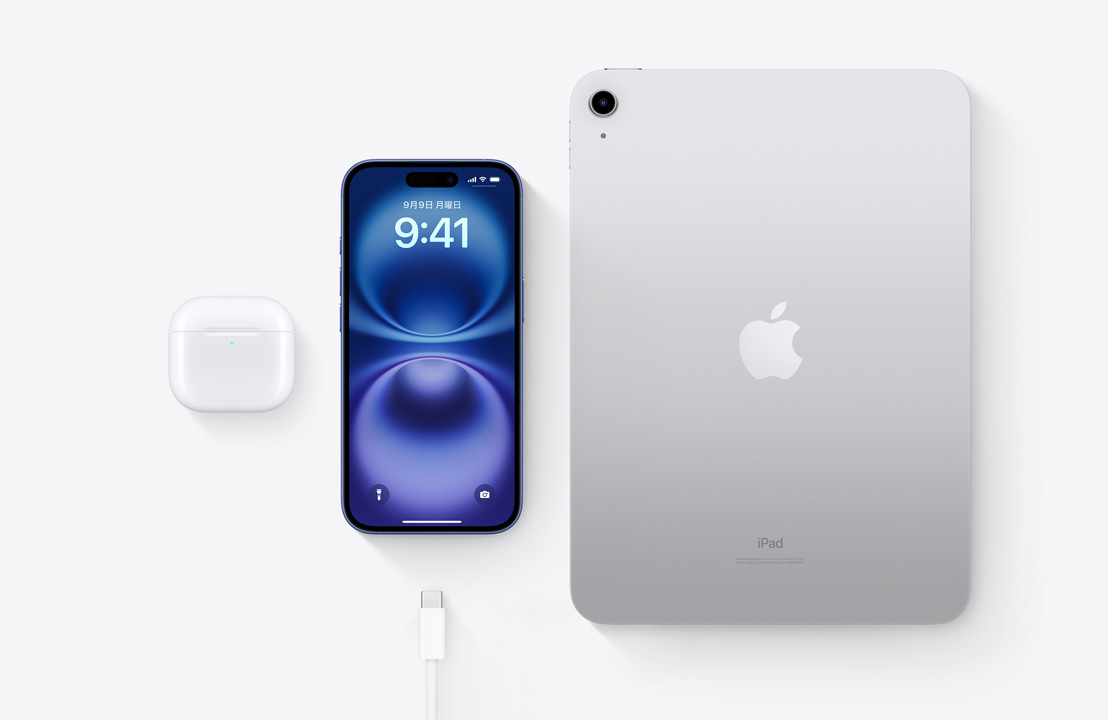 AirPods Pro、iPhone 15、iPadとUSB-Cコネクタを上から見た図。3つすべてのデバイスを同じUSB-Cケーブルで充電できることを示している。