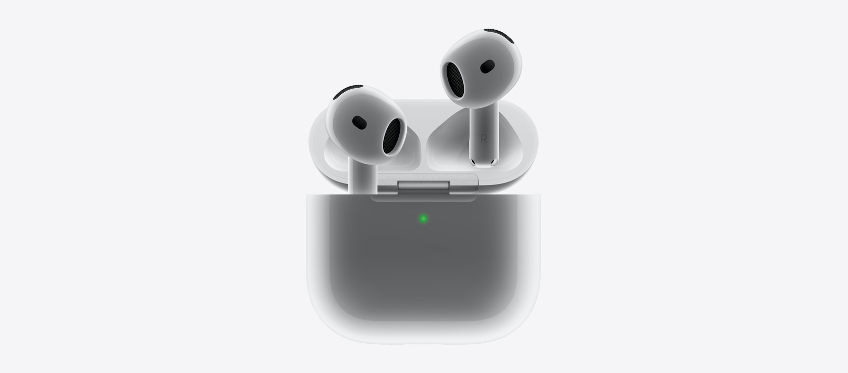 AirPods 4 iegulst uzlādes kārbiņā.