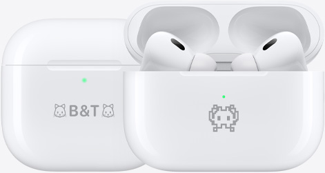 Auf drei MagSafe Ladecases sind Beispiele für Emojis graviert: ein Kätzchen, ein Ich-liebe-dich-Handzeichen und ein Smiley.