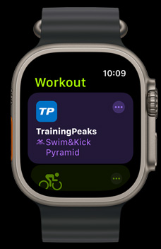 تطبيق TrainingPeaks معروض على شاشة Apple Watch Ultra 2.