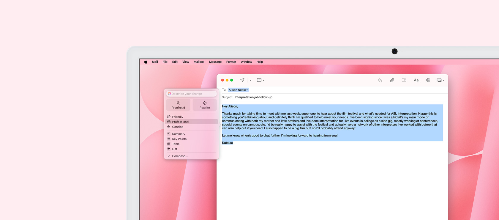 Écran d’iMac affichant l’app Mail avec la fonctionnalité Outils d’écriture. Un brouillon d’e‑mail est mis en surbrillance, et l’option « Professionnel » s’affiche à côté