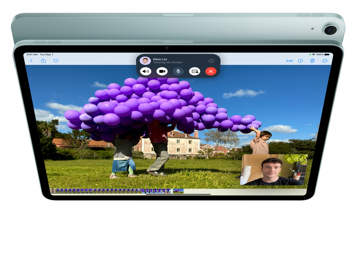 Animáció egy szemből látható iPad Airrel, a kijelzőjén FaceTime-hívásban lévő felhasználó, aki közben fotókat nézeget. Az iPad Air mögül kilátszik egy másik iPad Air is, a hátlapjával felénk fordítva