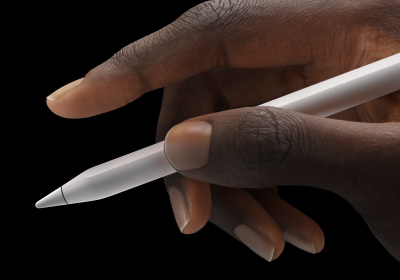 Dłoń trzymająca Apple Pencil Pro między kciukiem i palcem wskazującym.