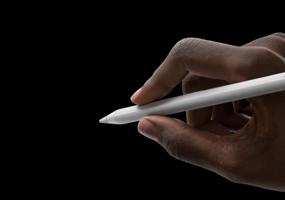 Apple Pencil Pro trzymany w pozycji do pisania. Końcówka skierowana na interfejs pokazujący nowe narzędzie paleta.