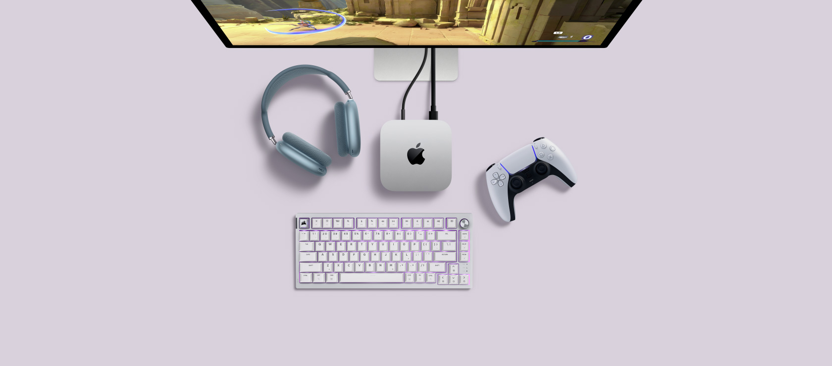 Un bureau avec un Mac mini connecté à un écran, à côté d’un clavier et d’une souris sans fil.