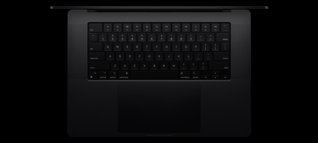 Vue en plongée du MacBook Pro montrant le Magic Keyboard intégré avec Touch ID et trackpad