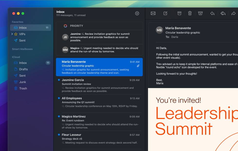 Classement des messages par priorité grâce à Apple Intelligence dans l’app Mail. Les messages urgents sont regroupés dans un dossier avec des résumés des mesures à prendre, et un e-mail ouvert demande de passer en revue des fichiers de design dans la journée