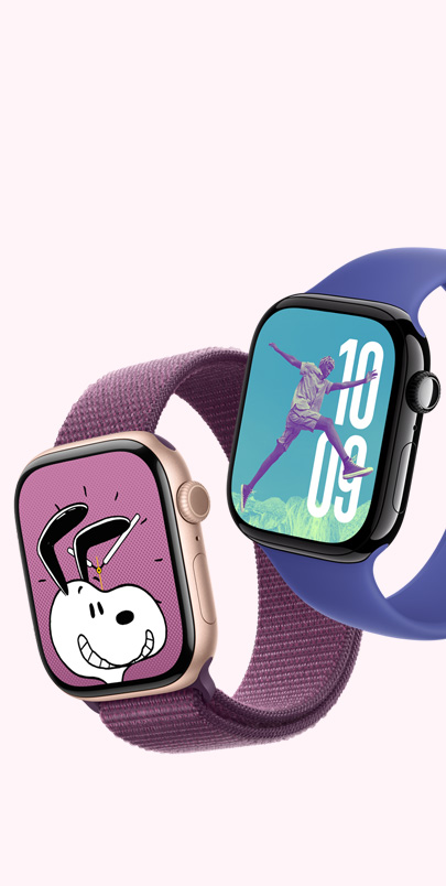 Divi Apple Watch Series 10. Vienam ir ciparnīca ar Snūpiju un plūmju violeta sporta aproce. Otram ir ciparnīca ar Photos un ultramarīna Solo Loop siksniņa. Noklikšķini uz plus pogas, lai skatītu plašāku informāciju par personalizācijas iespējām.