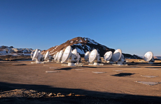 ALMA-antennes. (c) ALMA/W. Garnier