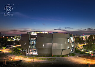 Postcard: Venus and the crescent Moon above the ESO Supernova