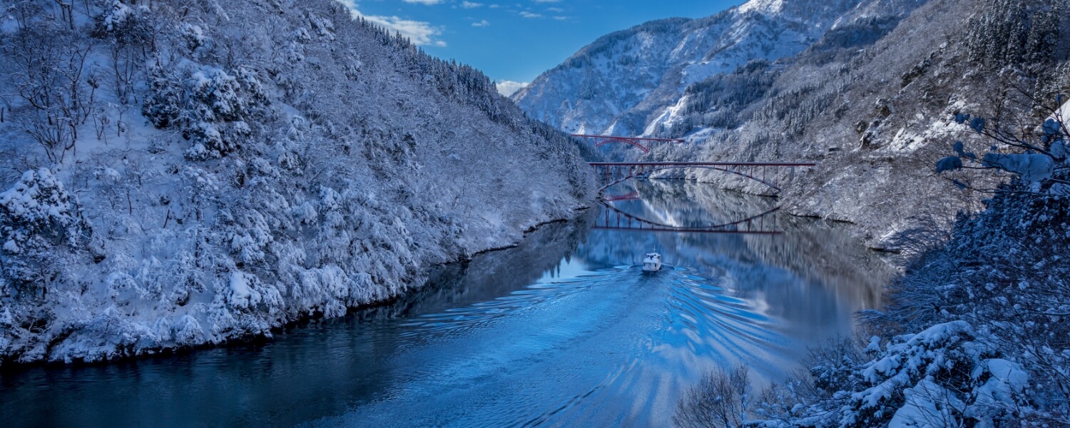 雪景色の中の庄川峡遊覧船