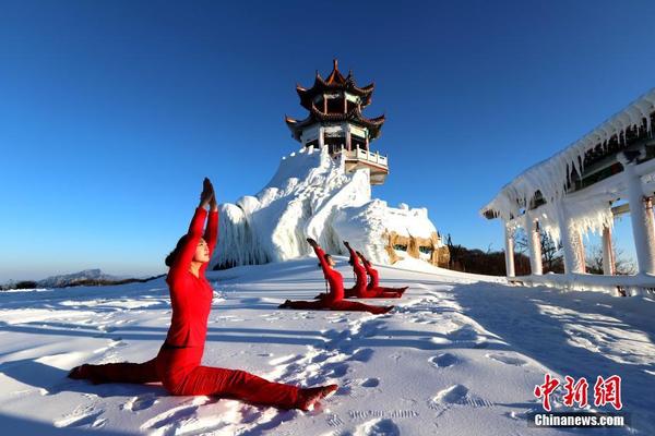 雪中一点红 瑜伽爱好者身着红衣雪地开��?