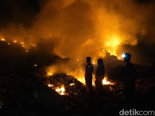 Kobaran Api di TPA Bakung Bandar Lampung