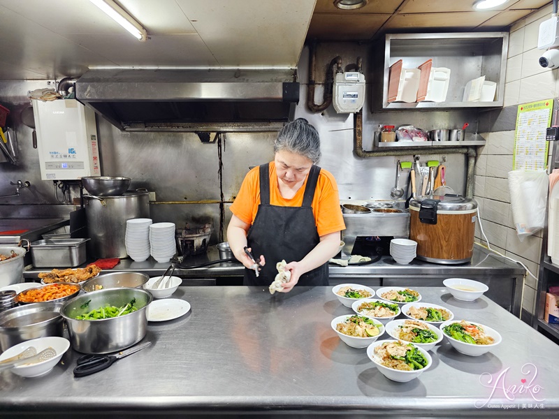 【台北美食】金園排骨。萬年大樓地下室飄香一甲子～台北人從小吃到大，西門町人氣古早味排骨