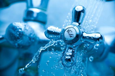 Cold water handle in tub with water cascading over it