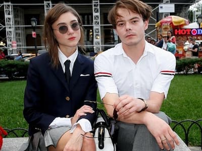 原來《怪奇物語》Charlie Heaton 與 Natalia Dyer 這對真情侶才是實力搶鏡，4 種「約會穿搭」讓你低調放閃不尷尬！