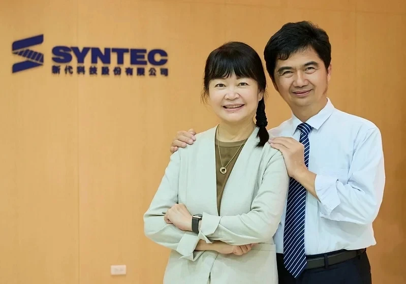 黃芳芷與蔡尤鏗攜手實踐教育理想,讓企業力量成為深耕教育的長久支持。 圖/新代教育基金會提供