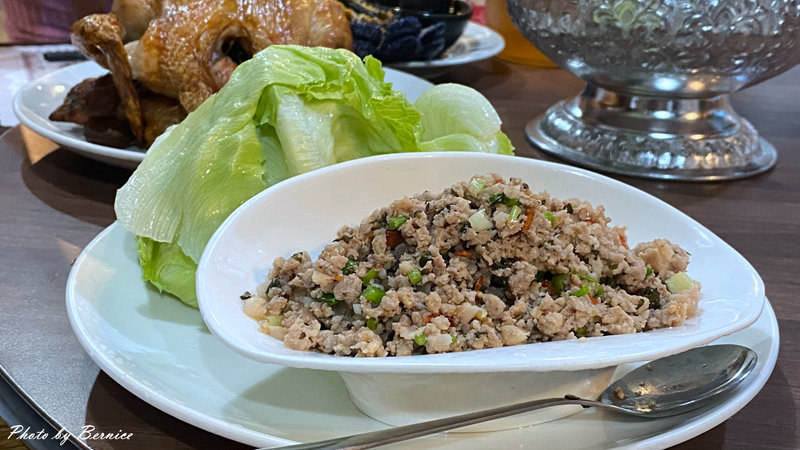 雲南十八怪景觀餐廳~雲南風味特色料理+活鱘龍魚三吃飽足又滿足 @Bernice的隨手筆記