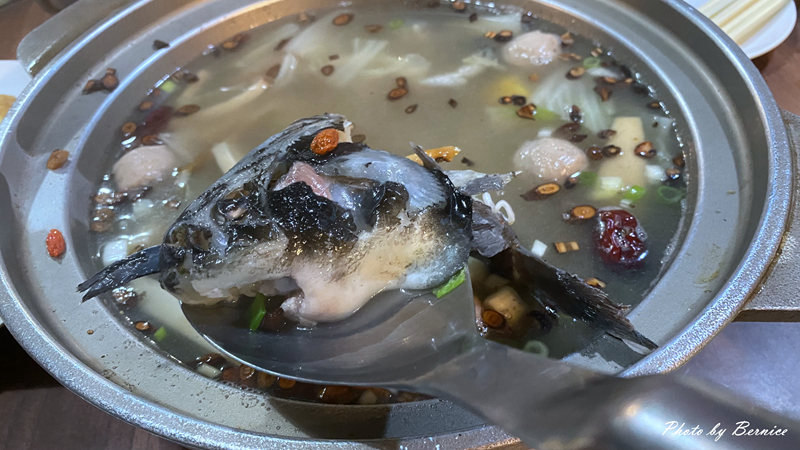 雲南十八怪景觀餐廳~雲南風味特色料理+活鱘龍魚三吃飽足又滿足 @Bernice的隨手筆記