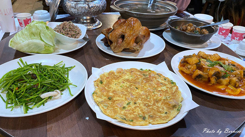 雲南十八怪景觀餐廳~雲南風味特色料理+活鱘龍魚三吃飽足又滿足 @Bernice的隨手筆記