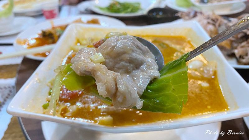 雲南十八怪景觀餐廳~雲南風味特色料理+活鱘龍魚三吃飽足又滿足 @Bernice的隨手筆記