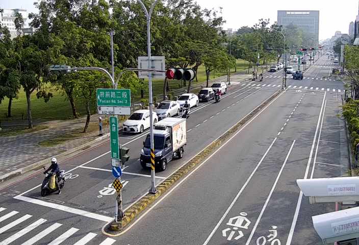 府前路二段與建平路口西桿(向東) 氣溫20.3度