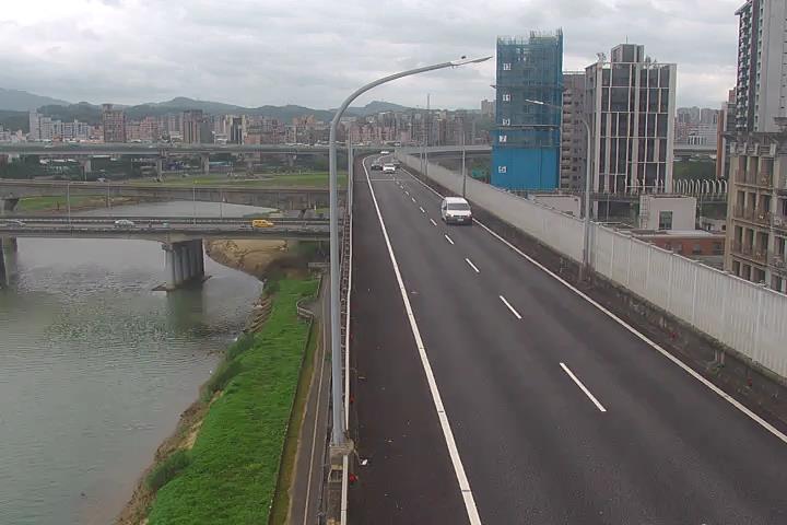 環東快進城南湖大橋 氣溫22.5度