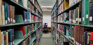 An imge of books in a library