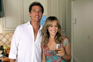 matthew mcconaughey and sarah jessica parker drink wine in a kitchen in failure to launch