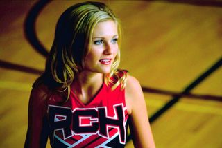 kirsten dunst as torrance in her cheerleading uniform on the basketball court in bring it on