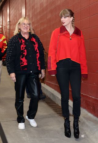 Taylor Swift and Donna Kelce walk into the chiefs game together