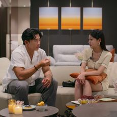 lee jin-seok and cho min-ji, sitting on a couch in a hotel suite, in 'single's inferno' season 3