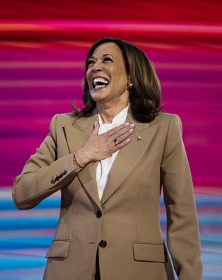 kamala harris wears a tan suit and pearl earrings at the 2024 dnc