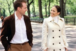 ralph fiennes and jennifer lopez stroll through the central park mall in maid in manhattan