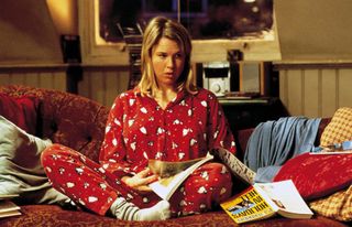 renee zellwegger wearing pajamas on the couch in bridget jones's diary