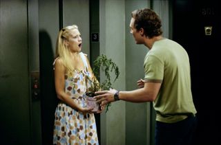 kate hudson giving a plant to matthew mcconaughey in how to lose a guy in 10 days