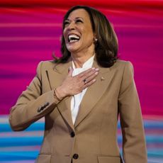 kamala harris wears a tan suit and pearl earrings at the 2024 dnc