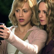 brittany murphy and holly hunter surprised looking at a phone in little black book