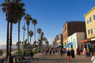 image of venice beach boardwalk in california