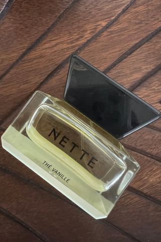 Nette Thé Vanille Eau De Parfum on a wood background