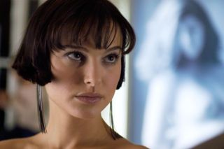 natalie portman as alice with her natural hair at a photo gallery in closer