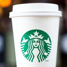 Grande Starbucks to go cup on table