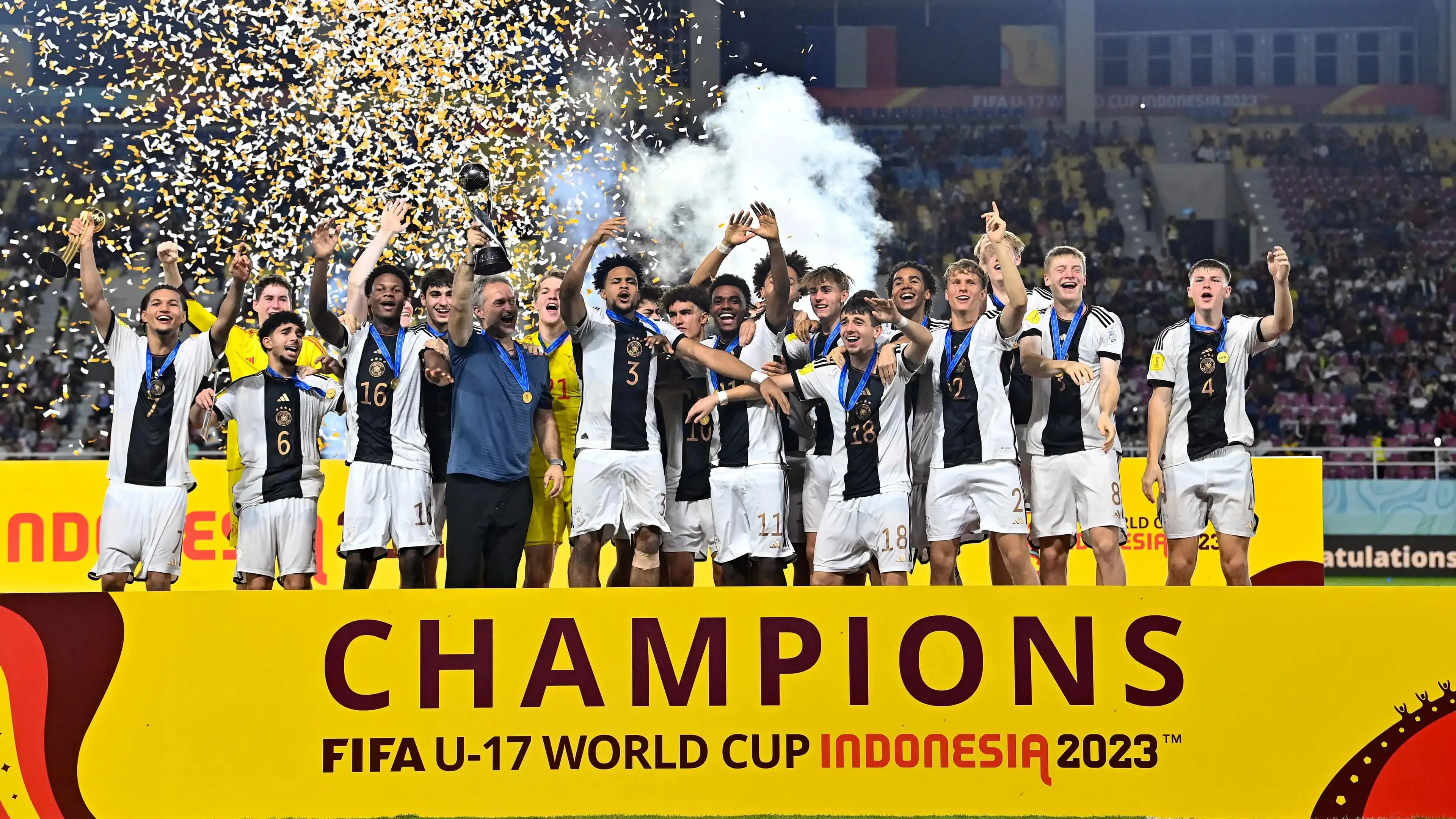 Germany's U17 Lifting World Cup Trophy